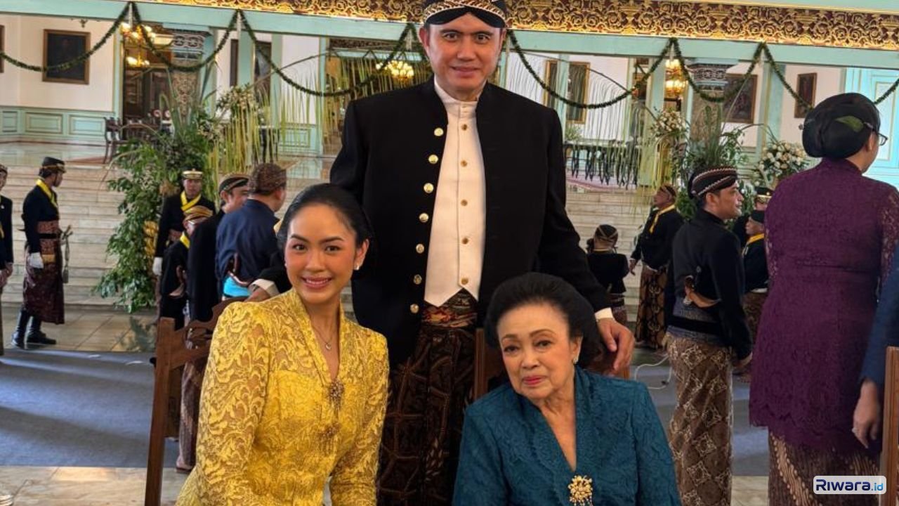 Gusti RA Retno Satuti paling kanan bersama Putranya Roy Rahajasa Yamin dan cucu Rania Yamin kebaya kuning saat Upacara Adat di Pura Mangkunegaran Solo